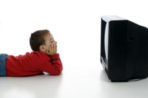 ما الخطأ في مشاهدة الأطفال للتلفزيون