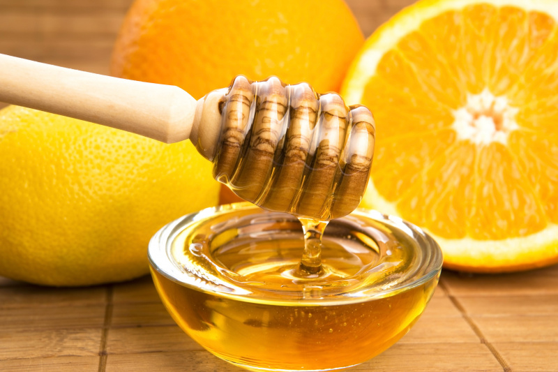čerstvý med s citrónovými a pomarančovými plodmi