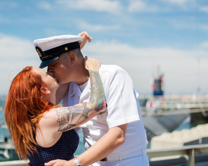 10 เหตุผลที่ผู้ชายทหารสร้างแฟนที่ดีที่สุด