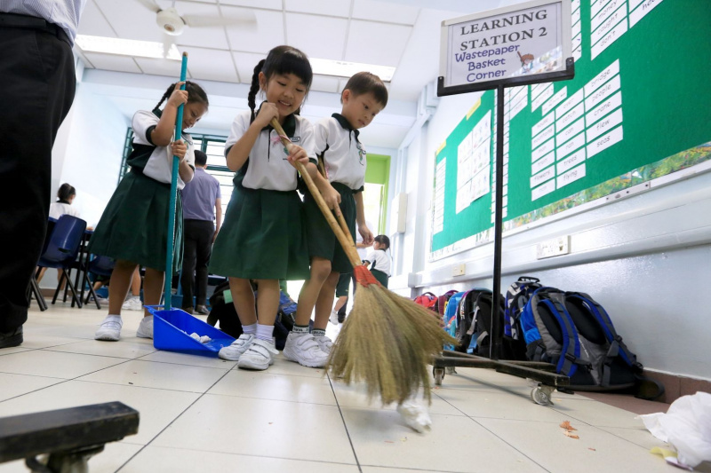 في مدرسة اليابان لا يوجد عمال نظافة ، وإليك السبب