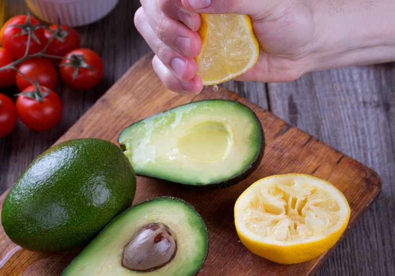 4 moduri puternice de a coace rapid avocado (+ sfaturi suplimentare)