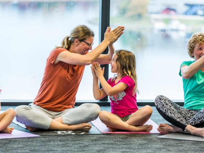 34 esercizi di yoga per bambini che aumentano l'autostima (e la flessibilità fisica)