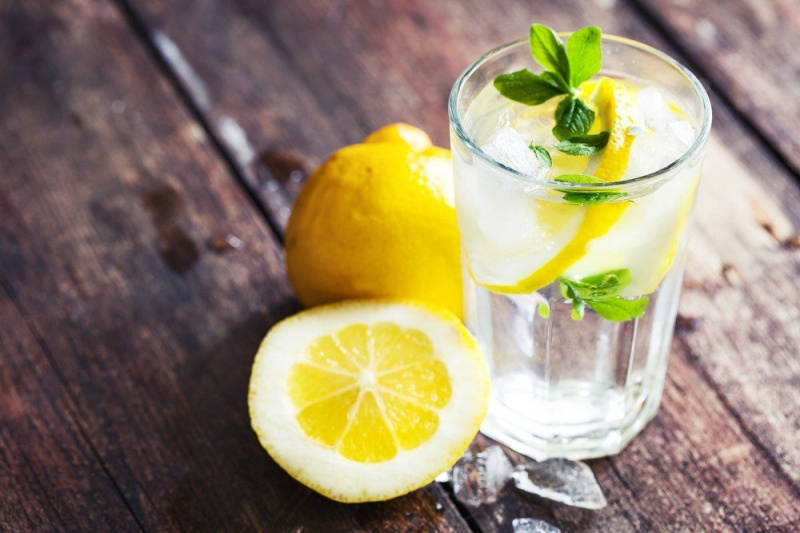 11 výhod pitia citrónovej vody (a ako ju piť pre dobré zdravie)