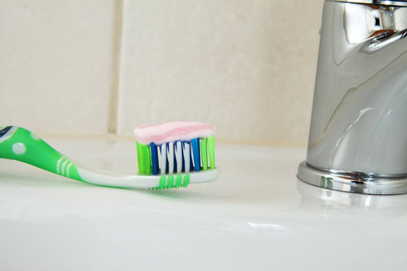 あなたの人生を楽にするための歯磨き粉の15の驚くべき使用