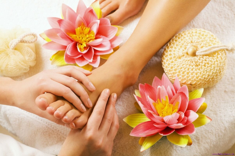 9 netikėti pėdų masažo pranašumai, dėl kurių norisi turėti tokį