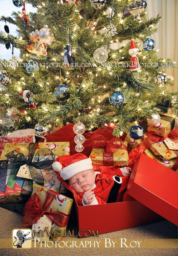 طفل مع الهدايا