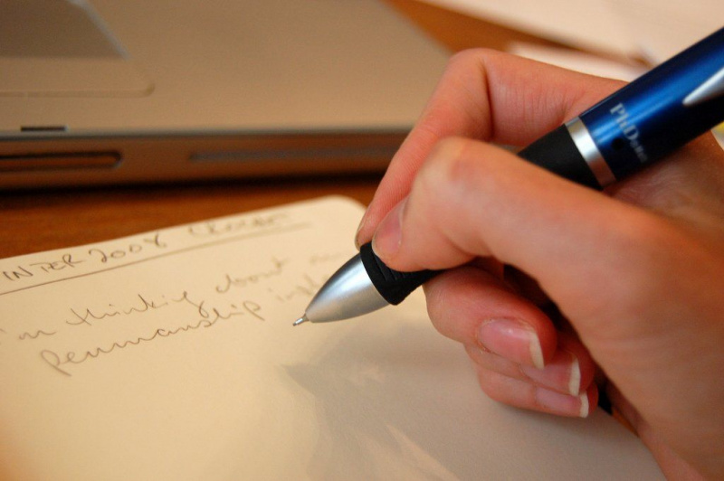 Informácie si budete pamätať dlhšie, ak budete ručne písať poznámky