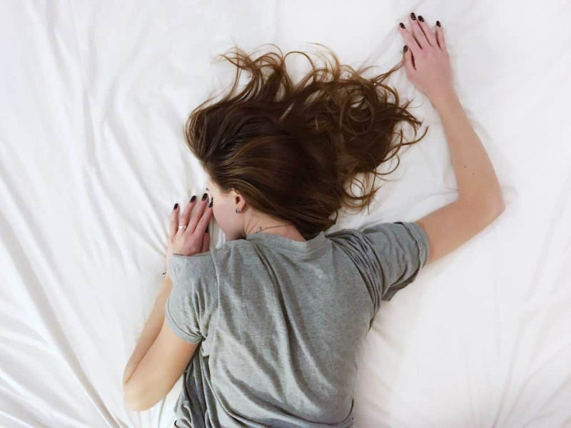あなたが眠るのを助けるための10の最高の自然な睡眠補助剤